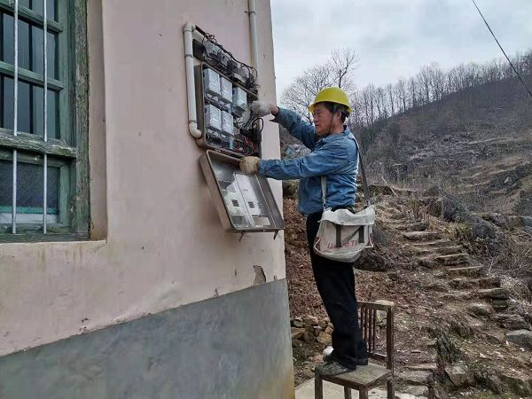 全國勞模寧啟水的年三十“誰都想回家團團圓圓過年，我就想把機會讓給家在外地的員工，咱家就在當?shù)?，春?jié)值班是我應(yīng)盡的本分?！?月11日，大年三十，在供電所值班的寧啟水說。其實，每年春節(jié)寧啟水（后稱啟水）每天不是守在供電所，就是外出檢查線路，對發(fā)現(xiàn)的安全隱患及時清除，無論如何也要確保老百姓過上一個亮亮堂堂的春節(jié)。