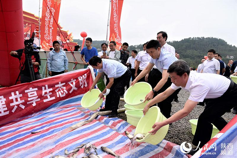 洞河水庫舉行了漁業(yè)增殖放流活動，共投放花白鰱等濾食性魚苗10萬余尾。