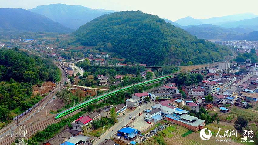 2021年9月30日，陽平關(guān)至安康跑起“復(fù)興號”動車組，標(biāo)志秦巴深處的陽安鐵路全線邁入動車新時代。圖為陽平關(guān)至安康“復(fù)興號”動車在秦巴山區(qū)的崇山峻嶺間穿行。郝正國攝