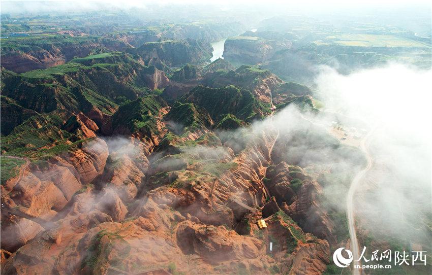 波浪谷景區(qū)的層層紅砂巖與碧水藍(lán)天共入秋色，成為一道醉人的風(fēng)景。白凌燕攝