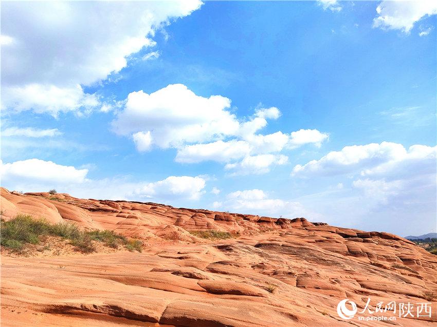 波浪谷景區(qū)的層層紅砂巖與碧水藍天共入秋色，成為一道醉人的風景。白凌燕攝