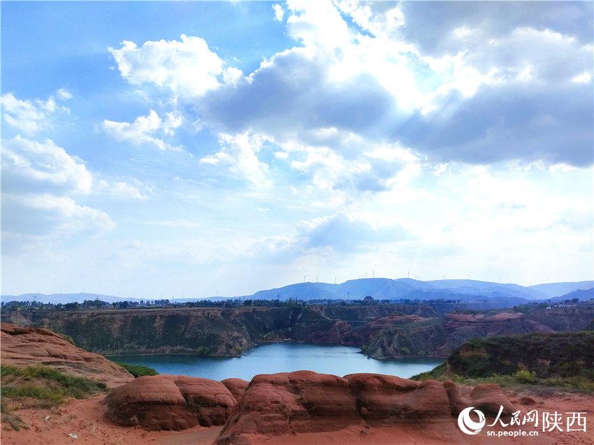 波浪谷景區(qū)的層層紅砂巖與碧水藍(lán)天共入秋色，成為一道醉人的風(fēng)景。白凌燕攝