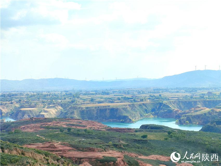 波浪谷景區(qū)的層層紅砂巖與碧水藍(lán)天共入秋色，成為一道醉人的風(fēng)景。白凌燕攝