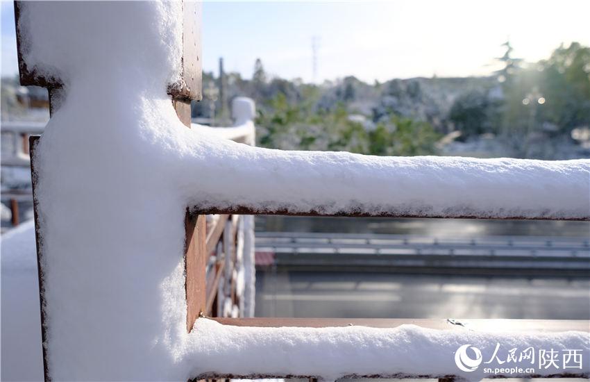 11月6日晚，古城西安迎來(lái)2021年第一場(chǎng)雪。吳超攝