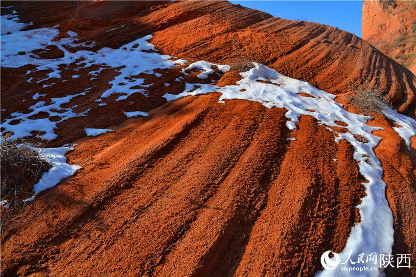 皚皚冰雪與瀲滟丹霞冰火對峙，置身景中喜不自勝。白凌燕攝