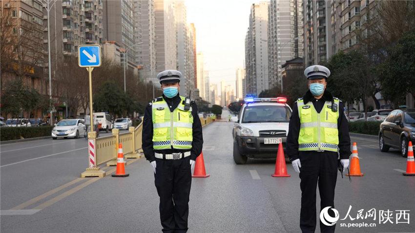 西安交警雁塔大隊(duì)民警在南三環(huán)朱雀大街十字管控第一道防線。