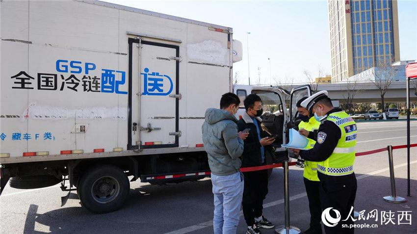 執(zhí)勤交警嚴查冷鏈配送車輛。