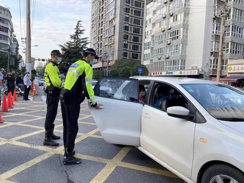 西安交警指揮中心“開學(xué)首日”指揮崗全員上崗，嚴(yán)防發(fā)生長(zhǎng)時(shí)間、大面積交通擁堵。西安市交警支隊(duì)供圖