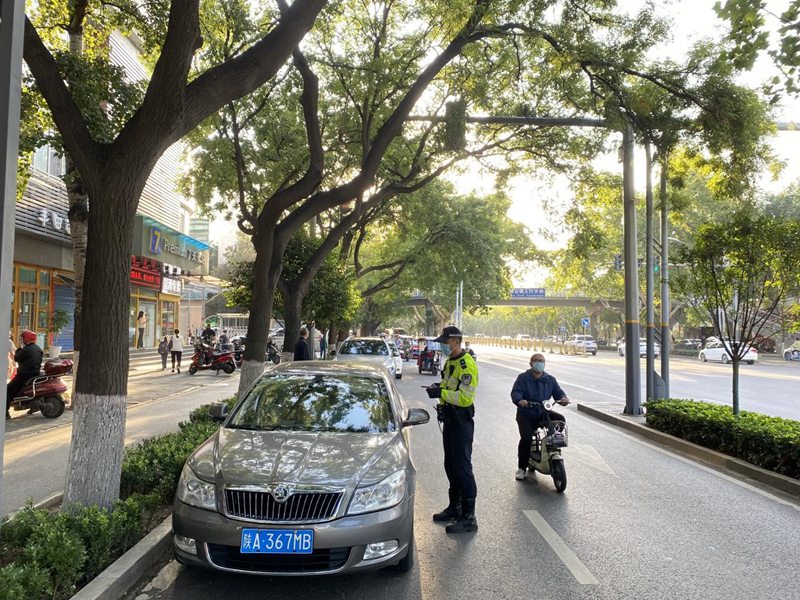 西安交警指揮中心“開學(xué)首日”指揮崗全員上崗，嚴(yán)防發(fā)生長時間、大面積交通擁堵。西安市交警支隊供圖