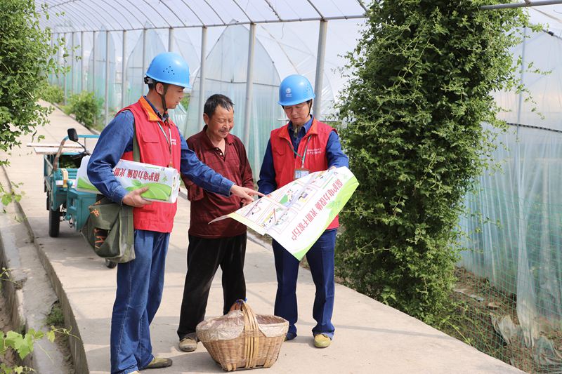 國網陜西電力工作人員深入田間地頭為農戶講解安全用電常識