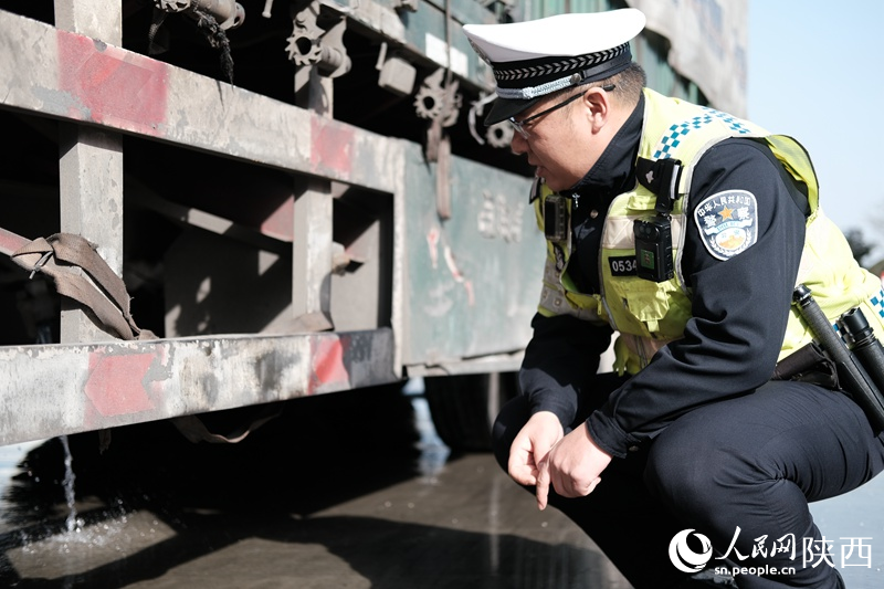 因西漢高速公路穿越秦嶺山脈冬季氣溫較低，重型貨車加水噴淋造成路面結(jié)冰，極易引發(fā)交通事故。西安市高交大隊西漢中隊把轄區(qū)路段強制大貨車“放水”（排空淋水箱）作為冬季事故預(yù)防工作的一項重點工作。人民網(wǎng)記者吳超攝