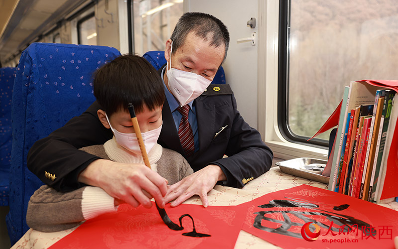 慢火車里歡聲笑語過小年。劉松霖攝