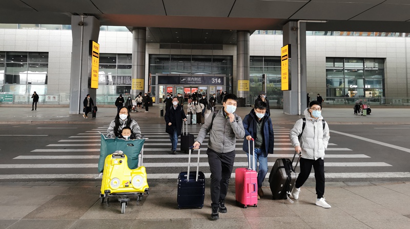 旅客有序走出機(jī)場(chǎng)，難掩回家的喜悅。西咸新區(qū)空港新城供圖