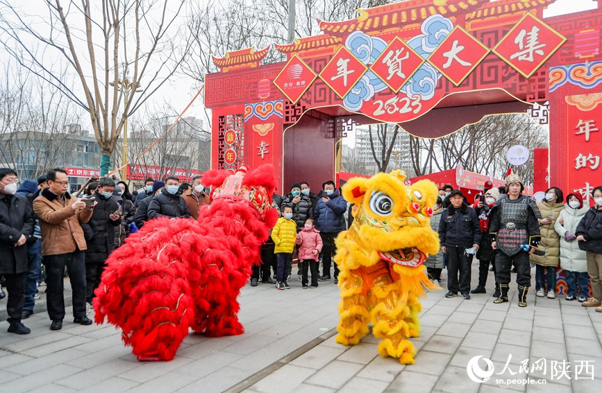 陜西高陵年貨大集現(xiàn)場的傳統(tǒng)舞獅表演。