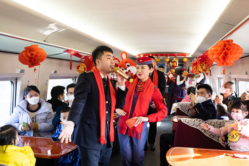 西安北至深圳北G824次列車，高鐵和地鐵乘務員在車廂內(nèi)載歌載舞為旅客送上新年祝福。劉翔 攝