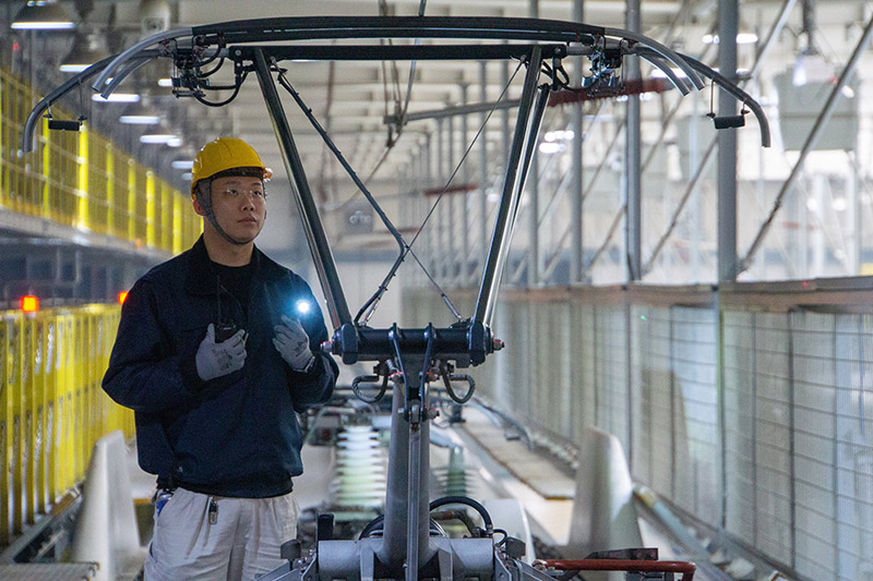 除夕當天，動車組機械師正在進行動車組受電弓動態(tài)檢查。王子俊 攝