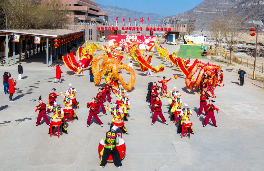 春節(jié)期間，陜西黃河壺口瀑布景區(qū)推出精彩非遺民俗活動(dòng)。楊峰 攝