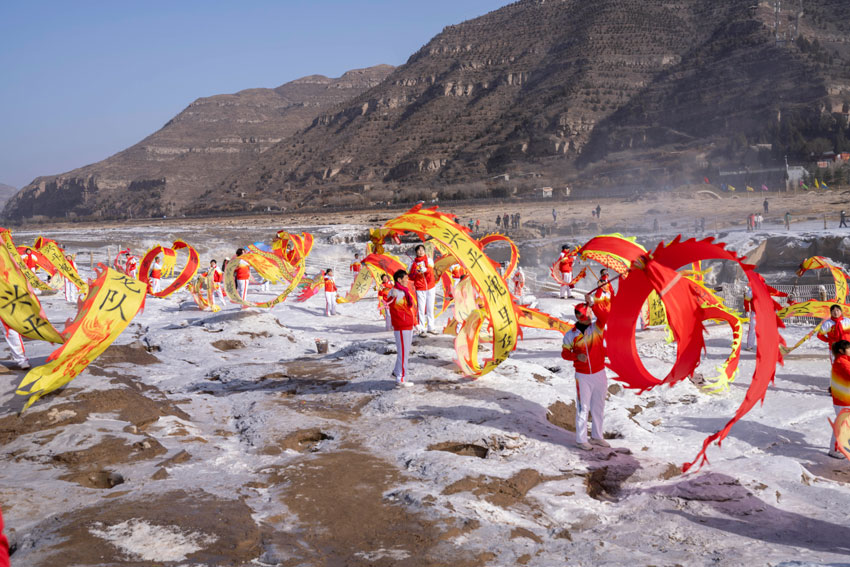 春節(jié)期間，陜西黃河壺口瀑布景區(qū)推出精彩非遺民俗活動(dòng)。楊峰 攝