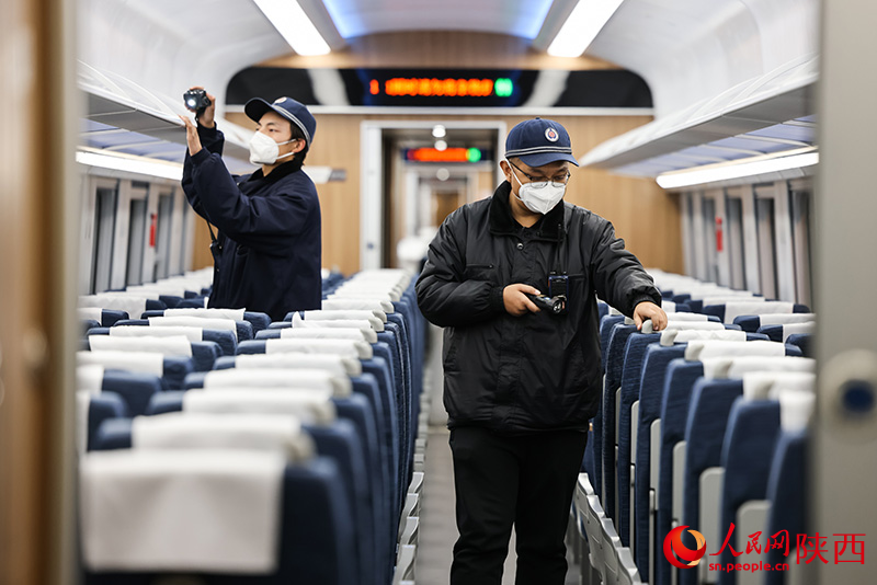 1月26日，西安客車車輛段，鐵路檢修“小哥”們正在檢查動(dòng)力集中型動(dòng)車組乘客座椅和行李架狀態(tài)。劉翔攝