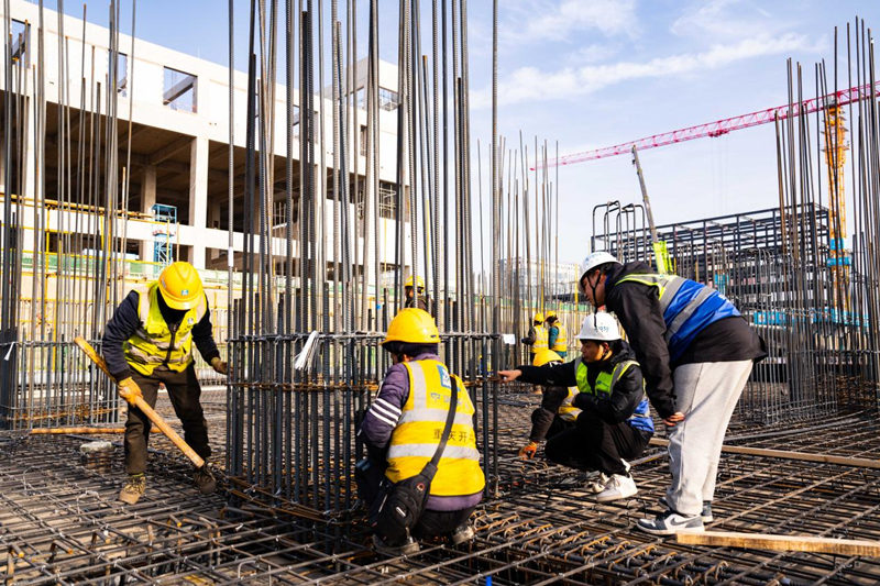 西安咸陽國際機場三期擴建工程現(xiàn)場，施工人員有序作業(yè)。  李琦攝