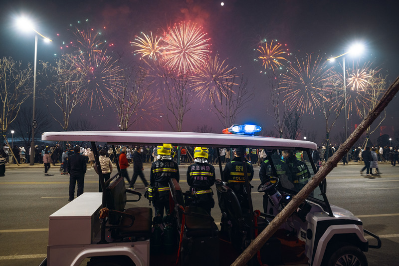 2月5日，西安國際港務(wù)區(qū)煙火秀，消防員及民警在現(xiàn)場執(zhí)勤。孫崇明攝