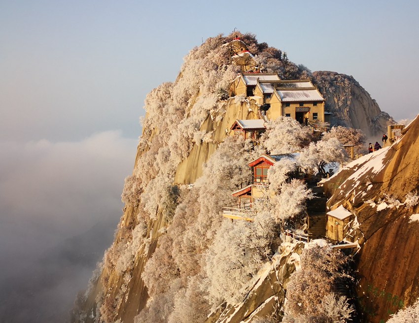 雪霽初晴 華山巍峨美如畫。左小峰 攝