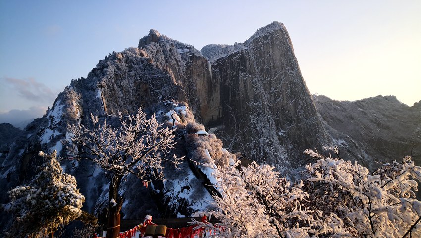 雪霽初晴 華山巍峨美如畫。左小峰 攝