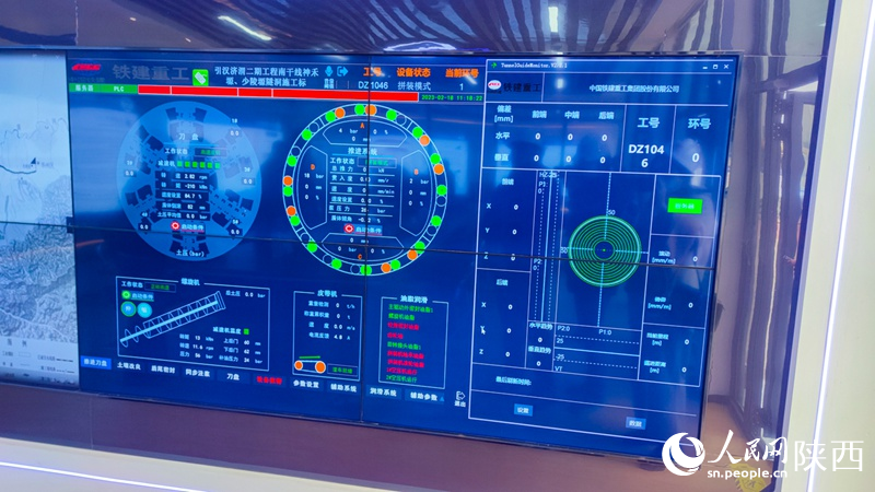 智慧工地管理中心里可以實(shí)時監(jiān)測盾構(gòu)機(jī)機(jī)況。人民網(wǎng) 黨童攝