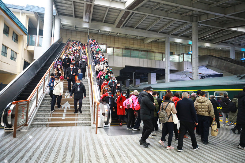 旅客們依次搭上Y536次春游定制服務列車。敬雨橋攝