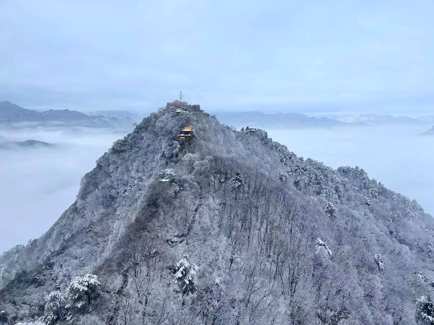 春雪落秦嶺，銀裝素裹美如畫(huà)。張玉龍 攝