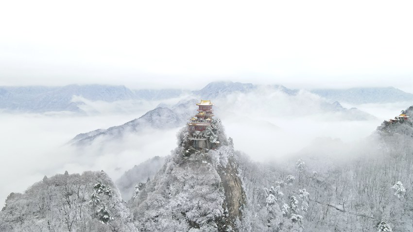 春雪落秦嶺，銀裝素裹美如畫。張玉龍 攝