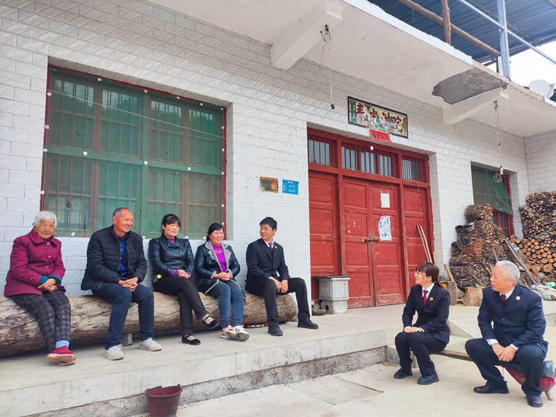 丹鳳縣檢察院向庾嶺鎮(zhèn)村民宣傳即將施行的《黃河保護(hù)法》。陜西省人民檢察院供圖