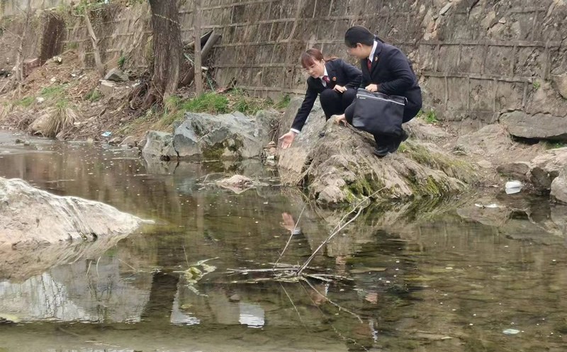 丹鳳縣檢察院前往爐道河實地查看河流污染情況。陜西省人民檢察院供圖