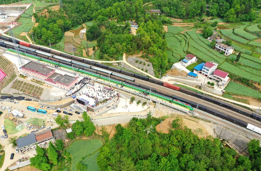 4月18日，“復興號”動集動車組列車開進寧強站。西安鐵路局供圖