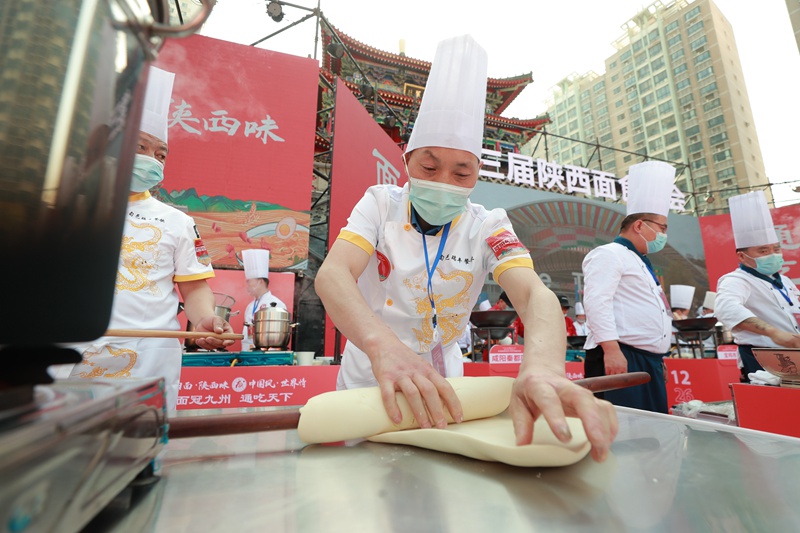 醒面、搟面也是技術(shù)活。包鑫 攝