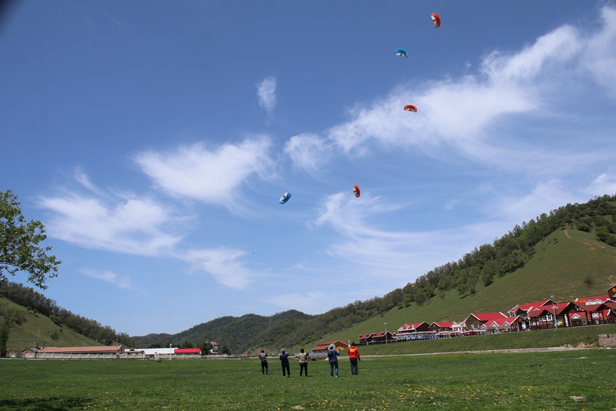 5月24日，2023寶雞清涼怡夏旅游季暨關(guān)山草原第五屆風(fēng)箏藝術(shù)節(jié)在關(guān)山草原景區(qū)舉辦。 高巖攝