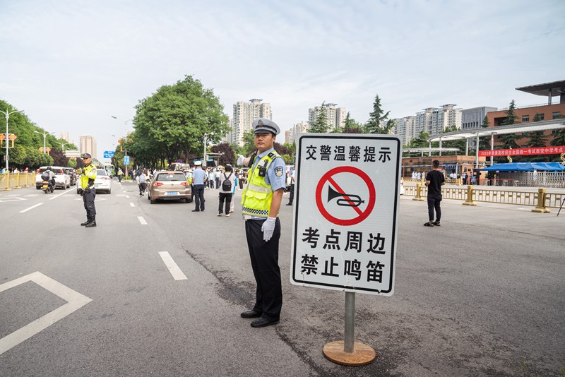 高考考場周邊交通管制，禁止鳴笛。孫崇明 攝