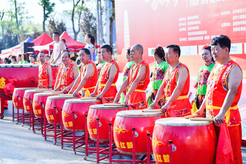 2023延安新區(qū)紅色半程馬拉松賽激情開(kāi)賽。陜西體育集團(tuán)供圖