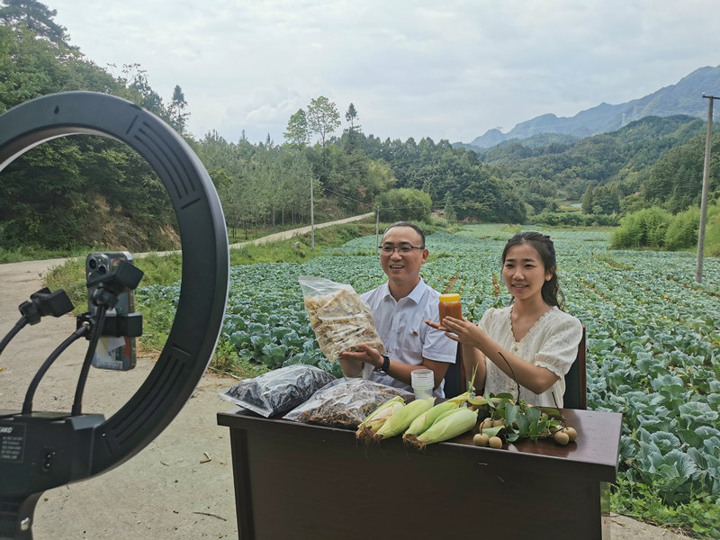 孟露聯(lián)合村干部通過多種形式助力農(nóng)產(chǎn)品銷售。