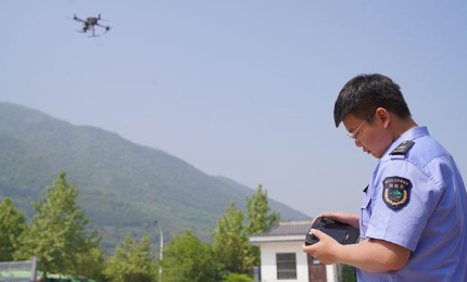 驪山“智慧哨兵”上崗近日，西安市臨潼區(qū)驪山森林保護(hù)多功能數(shù)字云臺(tái)監(jiān)管系統(tǒng)上線，實(shí)現(xiàn)了對(duì)驪山生態(tài)環(huán)境的全程可視化監(jiān)管。在臨潼區(qū)秦嶺保護(hù)總站管控指揮中心，數(shù)字云臺(tái)監(jiān)管系統(tǒng)數(shù)據(jù)在大屏幕上通過(guò)可見光和熱成像兩種視頻形式顯示，實(shí)時(shí)監(jiān)測(cè)驪山的森林地貌等情況。而這些視頻數(shù)據(jù)是由20公里外驪山最高點(diǎn)架設(shè)的高點(diǎn)監(jiān)控?zé)煾蟹阑鹣到y(tǒng)實(shí)時(shí)傳送回來(lái)的。