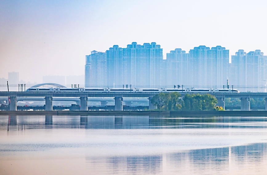 和諧號動車組列車駛過鄭西高鐵灞河大橋。劉翔 攝