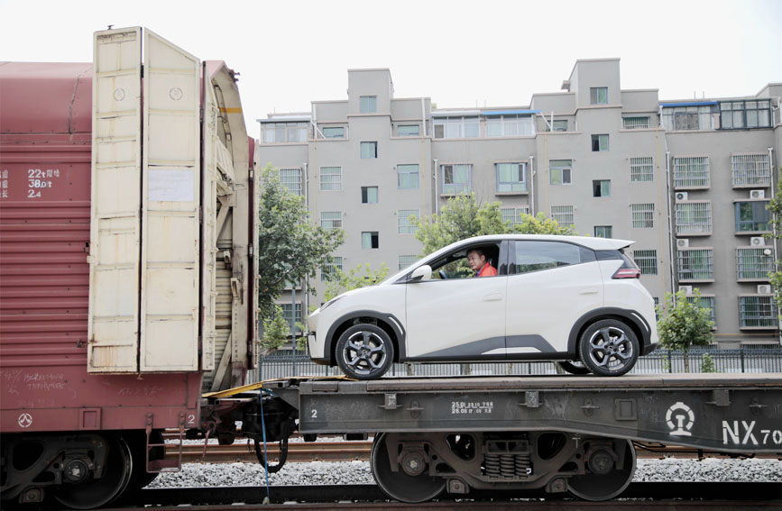 小汽車有序駛?cè)牖疖囓噹?。馬澤旭攝