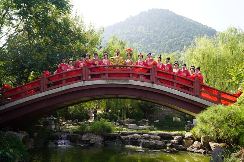 在華清宮九龍湖上，鵲橋彎彎，紅色的綢緞交織纏綿，宛若銀河。王三合 攝