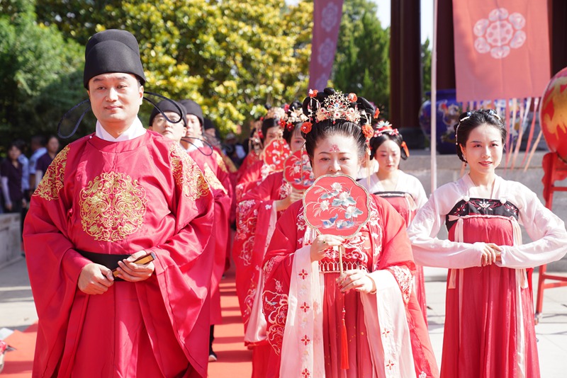 新人著鳳冠霞帔體驗(yàn)唐代傳統(tǒng)婚禮儀式。王三合 攝