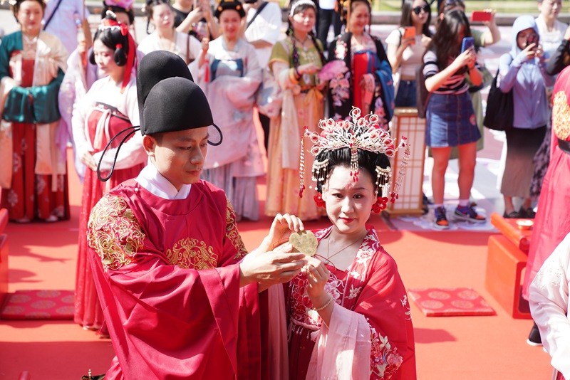 新人著鳳冠霞帔體驗(yàn)唐代傳統(tǒng)婚禮儀式。王三合 攝