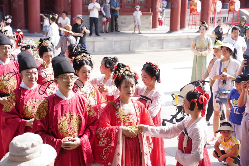 新人著鳳冠霞帔體驗(yàn)唐代傳統(tǒng)婚禮儀式。王三合 攝