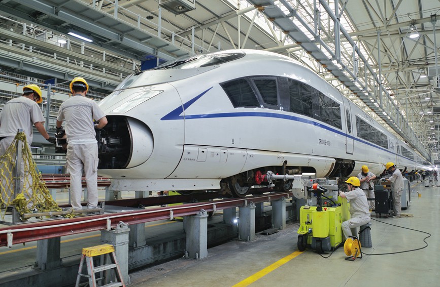 西安動(dòng)車站動(dòng)車組機(jī)械師正在檢修動(dòng)車。郝洋斌攝