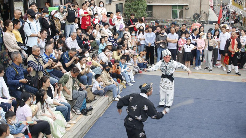 老菜場(chǎng)通過(guò)舉辦各類文化展演活動(dòng)，吸引不同年齡階段的人群打卡。