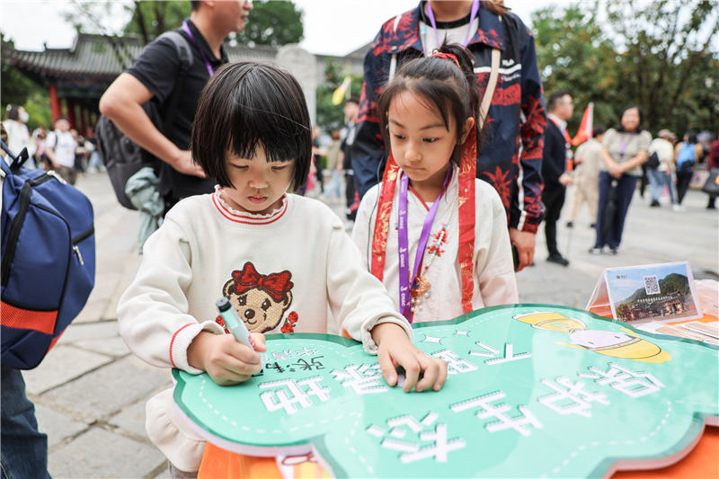 長假期間，華清宮景區(qū)策劃了一系列精彩的“文化大餐”。華清宮景區(qū)供圖