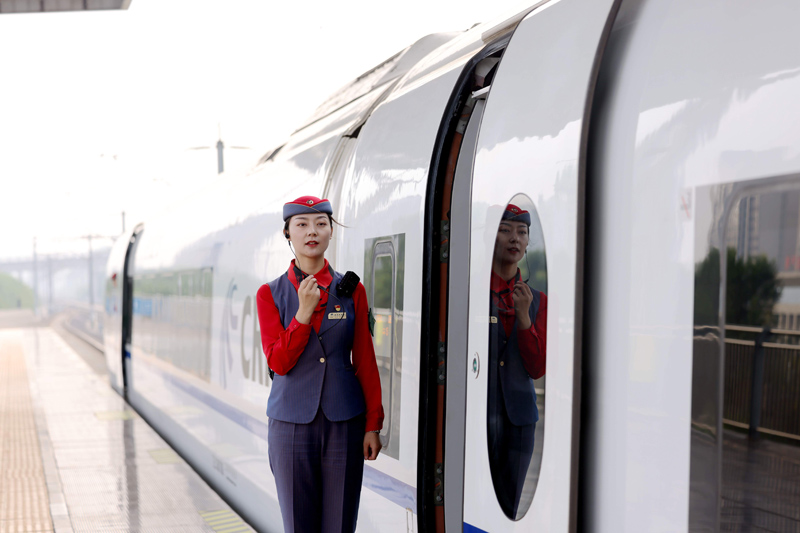 西安站首趟進(jìn)京高鐵即將發(fā)車，列車乘務(wù)員正在做著最后的準(zhǔn)備工作。賈智煒 攝